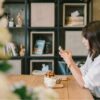 SNSを確認する女性
