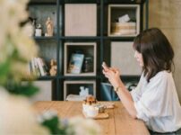 SNSを確認する女性