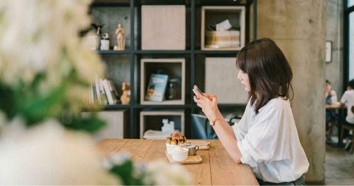 SNSを確認する女性