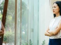 堂々とした身だしなみの女性