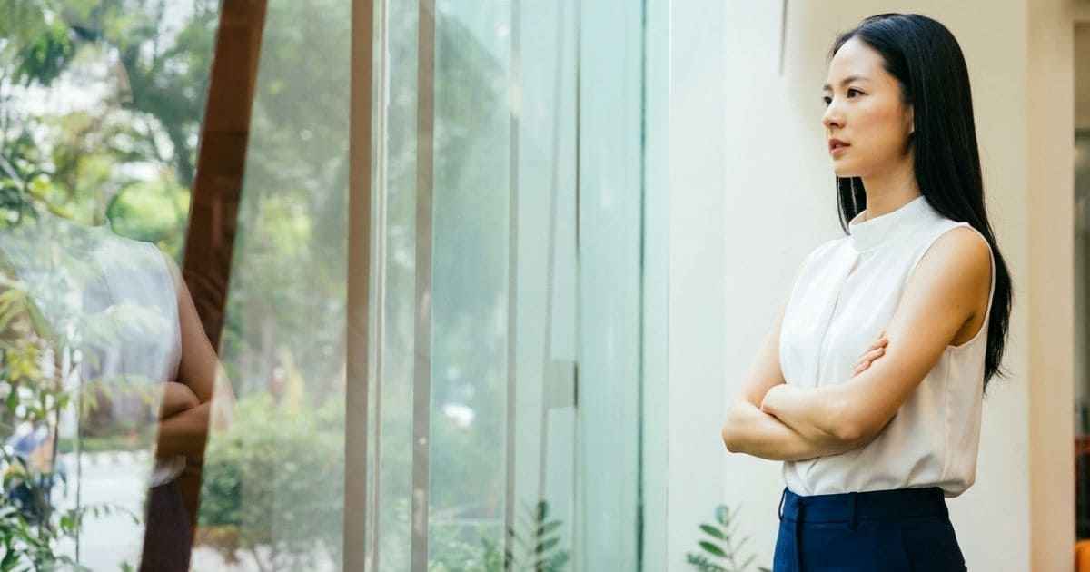 堂々とした身だしなみの女性