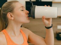 クレアチンを飲んで回復する女性