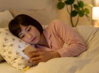 ドゥームスクロールする女性