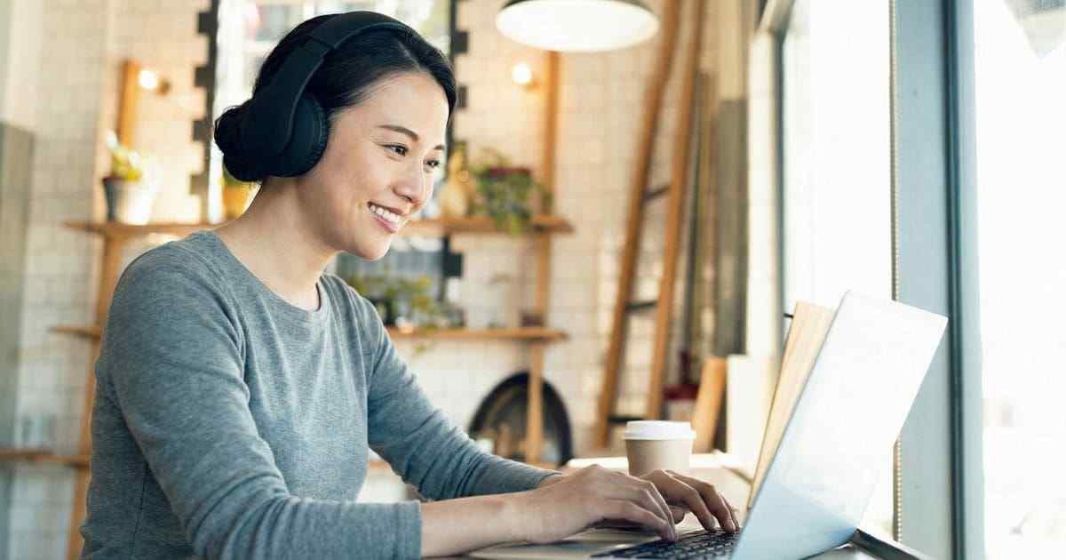 お金の勉強している女性