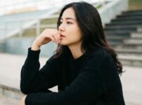 返答の前に間を置く女性