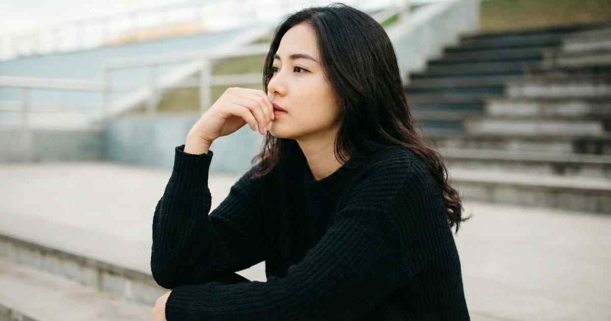 返答の前に間を置く女性