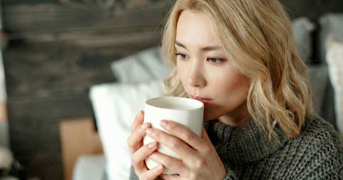 ホットミルクを飲む女性