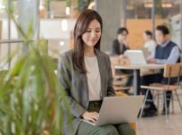 アイディアを考える女性