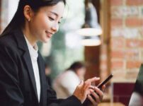 snsを確認する女性