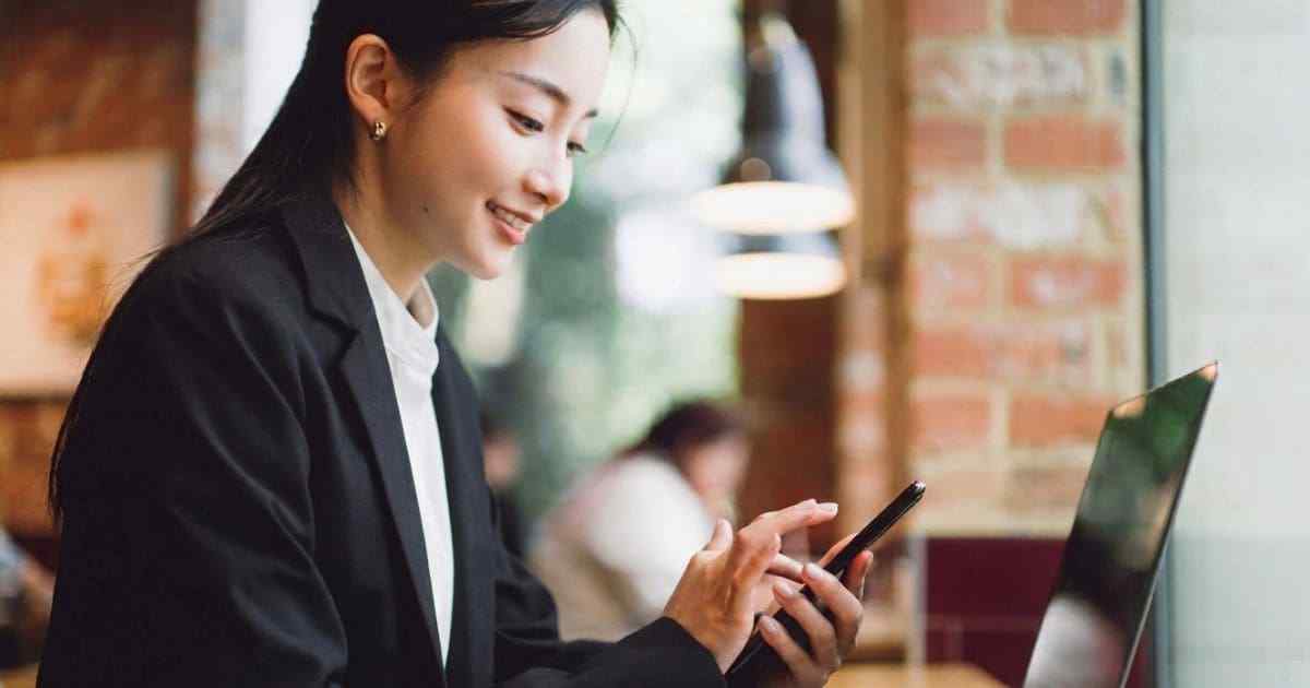 snsを確認する女性