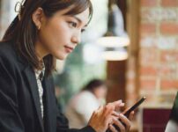 snsを確認する女性