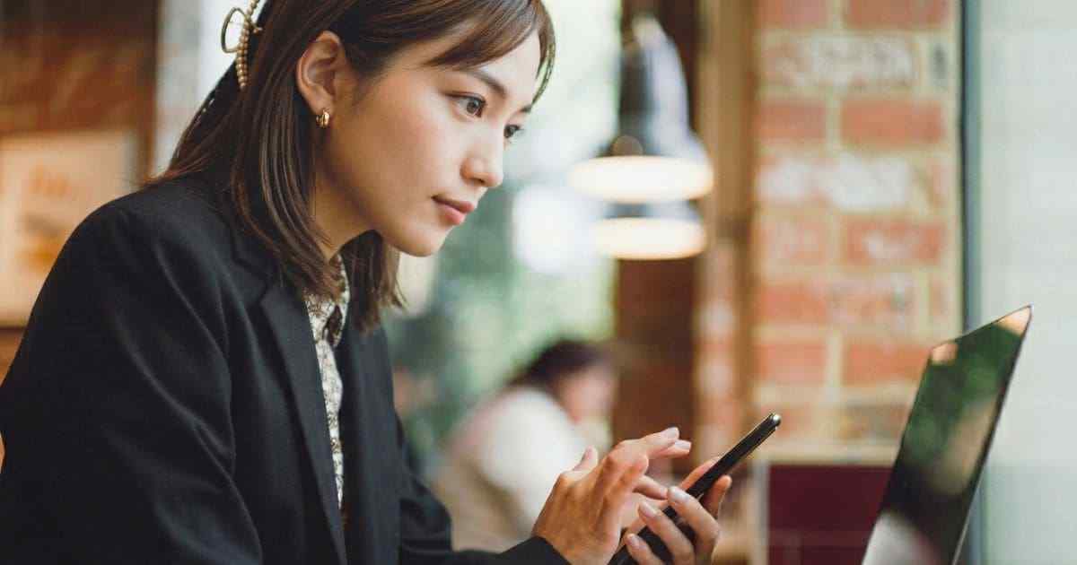 snsを確認する女性