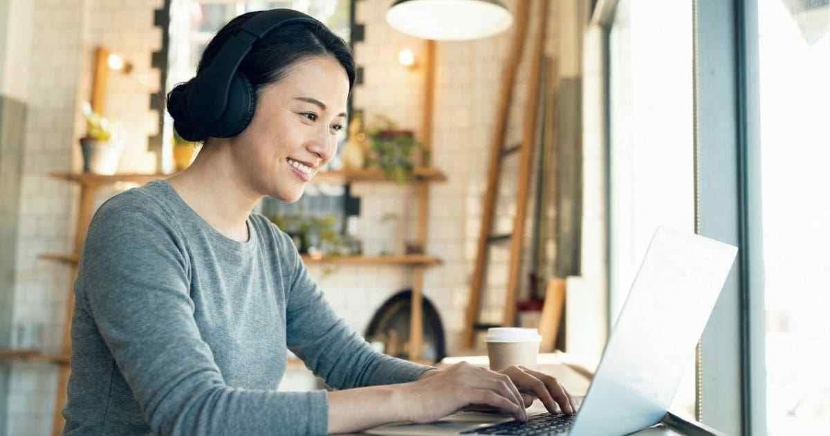 お金の勉強している女性