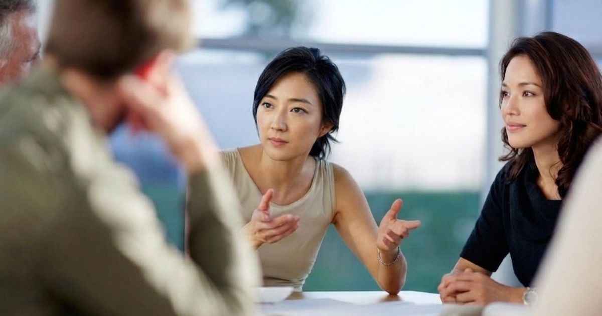 アイディアを討論している