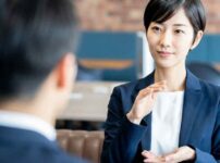 不要なアピールする女性